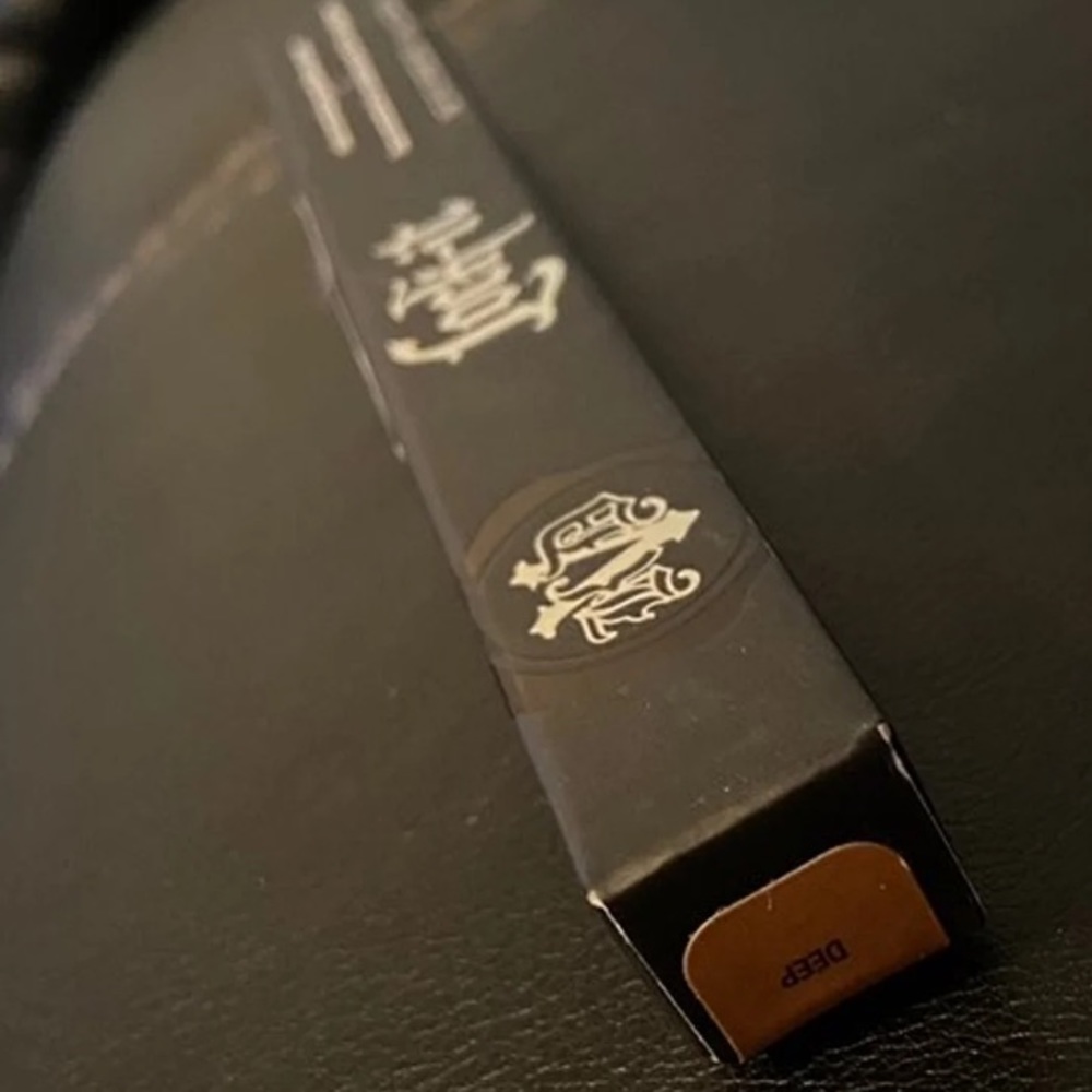 BNIB Kat Von D color correcting pen in deep color